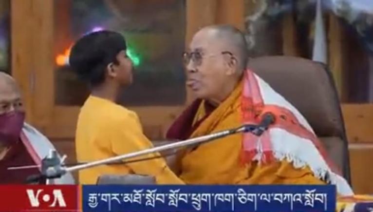 Dalai Lama  își cere scuze după ce i-a cerut unui copil să-i „sugă limba”