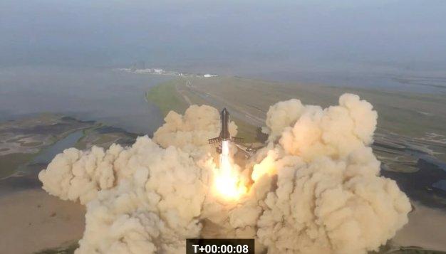 Cea mai mare rachetă din lume de la SpaceX a explodat în aer dar decolarea ei este totuși un mare succes