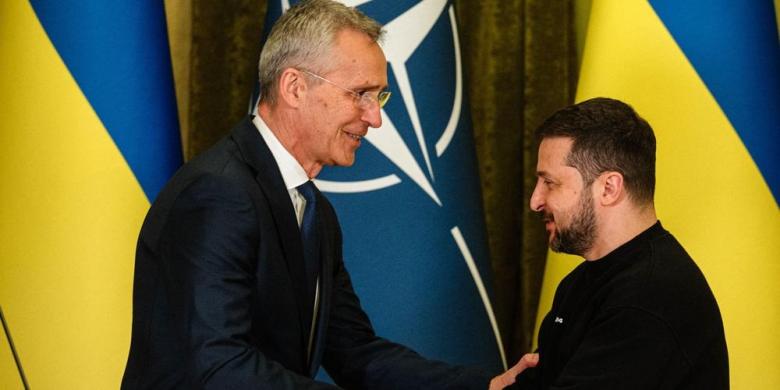 „Este timpul” ca NATO să invite Ucraina în rândurile sale, îi spune Zelensky lui Stoltenberg