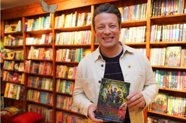 Celebrul bucătar Jamie Oliver a recunoscut că nu a citit nicio carte pnă la 35 de ani. "Munca în bucătărie mi-a salvat viața” 