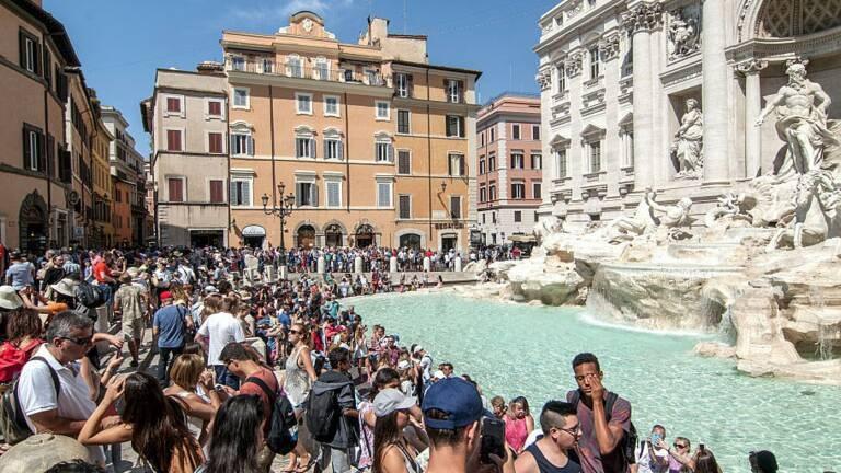 Turiștilor li se interzice să se „oprească din mers” într-un oraș din Italia