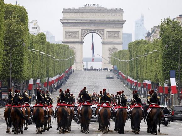 Macron a comemorat ziua de 8 mai pe un bulevard Champs-Elysées aproape gol: prezența publicului a fost interzisă (video)