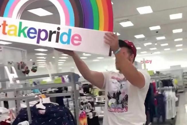 Magazinele Target au retras produsele LGBTQ în urma reacțiilor clienților dar acum primesc amenințări cu bombă din partea comunității LGBTQ