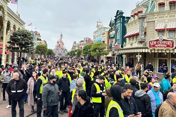 Angajații de la Disneyland Paris se afla în grevă cerând creșterea a salariului