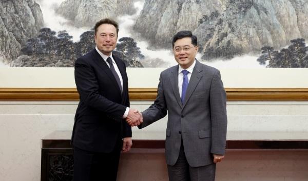 Elon Musk s-a întâlnit la Beijing cu ministrul de externe al Chinei  