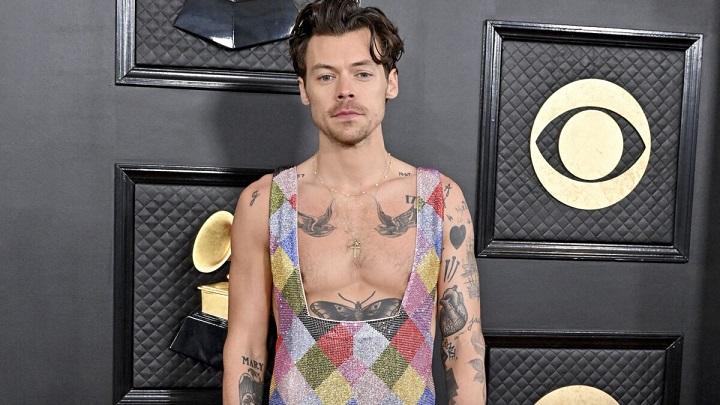 Harry Styles „se joacă cu codurile de gen” pentru a redefini masculinitatea