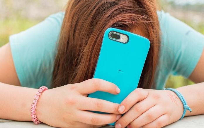 Un oraș din Irlanda interzice smartphone-urile copiilor sub 13 ani: "Copilăria devine din ce în ce mai scurtă”