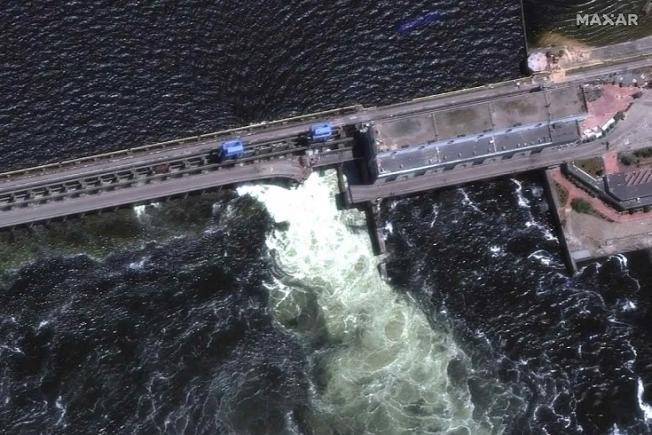 NewYorkTimes: Distrugerea barajului a fost cauzată de o explozie din interior