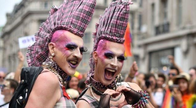 48% dintre tinerii din Germania exprimă un "nivel ridicat de aversiune față de manifestarea homosexualității în public"