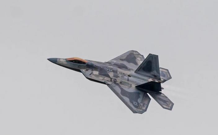 SUA desfășoară avioane F-22 în Orientul Mijlociu ca răspuns la comportamentul piloților ruși „agresivi”