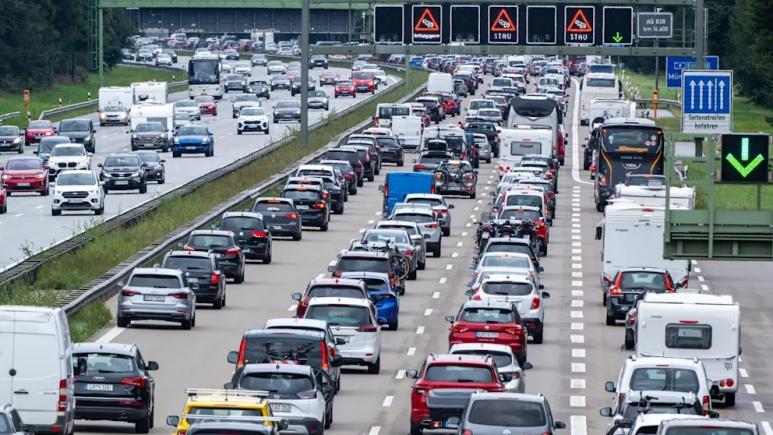 Mașinile electrice cu bateriile goale blochează autostrăzile germane