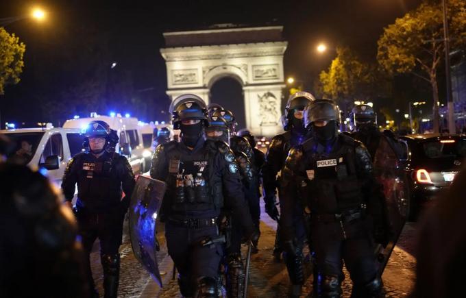 Francezii au donat 785.000 € pentru familia polițistului care a împușcat un adolescent depășind cu mult donațiile pentru familia victimei