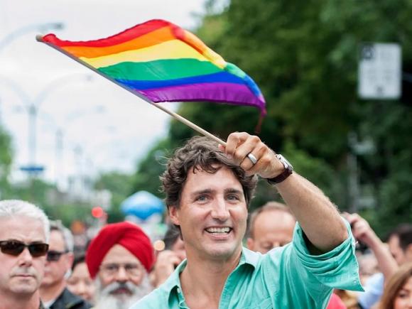 Justin Trudeau dă vina pe „dreapta americană” pentru musulmanii care se opun LGBTQ cu sloganul:  „Lasă-ne copiii în pace!”