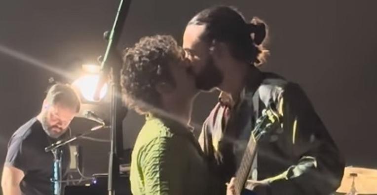 Malaezia anulează un festival de muzică după ce cântărețul grupului The 1975 a sărutat un coleg de trupă pe scenă