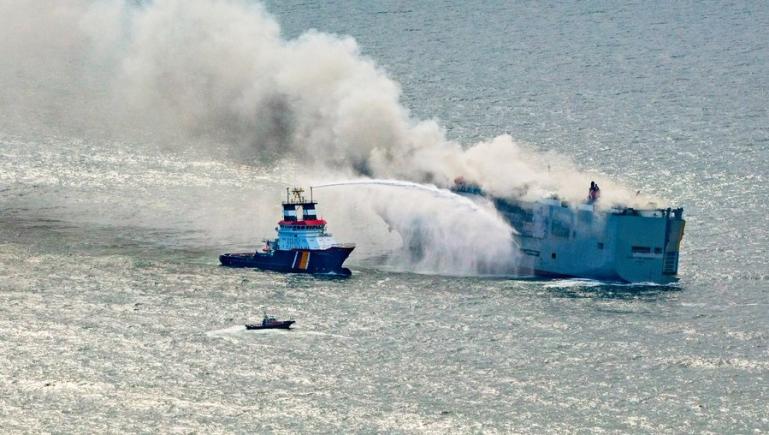 O navă care transporta 3.000 de mașini a luat foc din cauza unei mașini electrice în largul coastei Olandei
