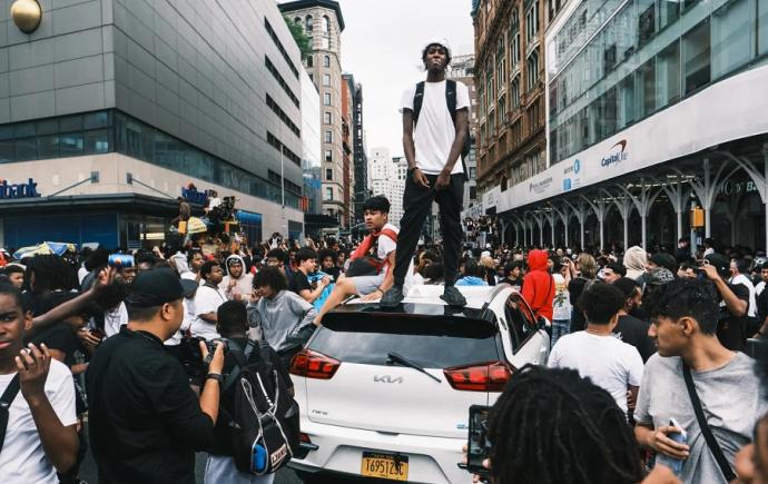 Haos în Manhattan: Anunțul unui influencer că va oferi console de jocuri video gratis provoacă scene de revoltă cu mii de adolescenti pe străzi