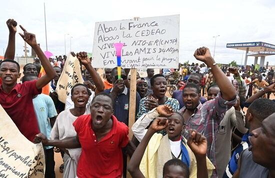 Niger: Mii de susținători ai regimului militar s-au adunat în apropierea bazei franceze din capitala Niamey