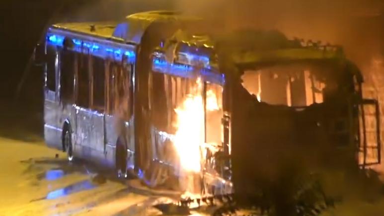 Paris: Un nou incendiu brusc de autobuz pune la îndoiala fiabilitatea modelelor hibride sau electrice