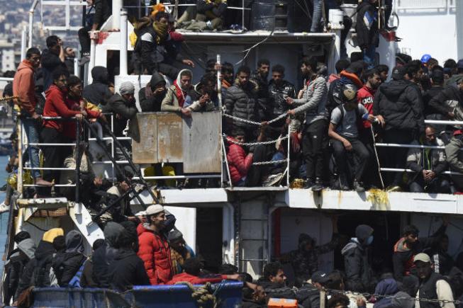 „Este apocalipsa”: în Italia, peste 6.000 de migranți au debarcat pe insula Lampedusa în 48 de ore