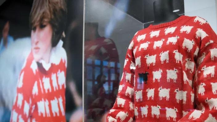 Puloverul roșu cu oi al lui Lady Di s-a vândut cu peste un milion de dolari