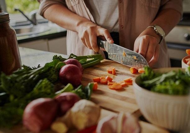 Guvernul francez le cere oamenilor "să învețe să gătească" pentru a face față creșterii prețurilor la alimente 