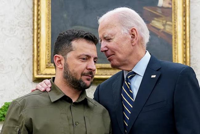 Joe Biden promite că „se va asigura că lumea este alături” de Ucraina