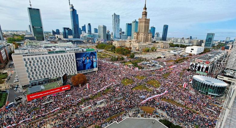 Mii de oameni s-au adunat la Varsovia pentru un miting al opoziției înaintea alegerilor