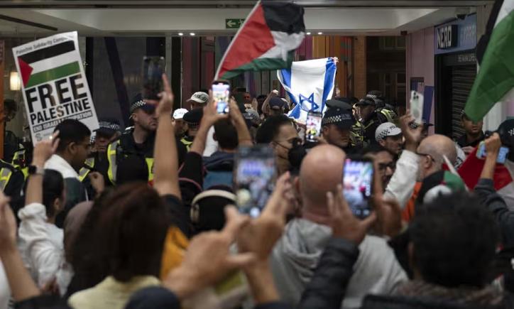 Sute de manifestanți pro-Palestinieni au înconjurat ambasada Israelului la Londra