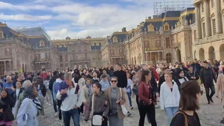 Muzeul Luvru și Palatul Versailles au fost evacuate „din motive de securitate”