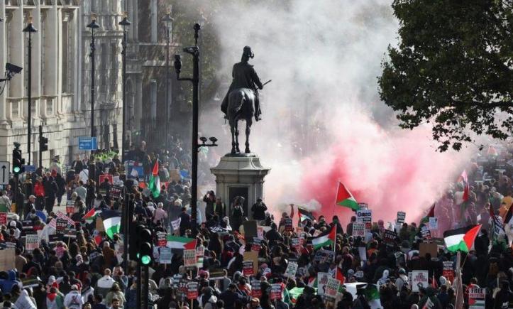 Uriasă demonstrație anti-israeliană la Londra: unii manifestanți au purtat poze cu parapante