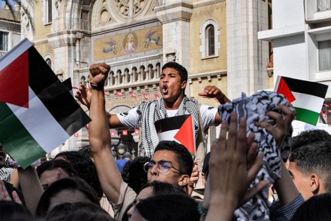 Mii de manifestanți la Tunis în fața ambasadei Franței
