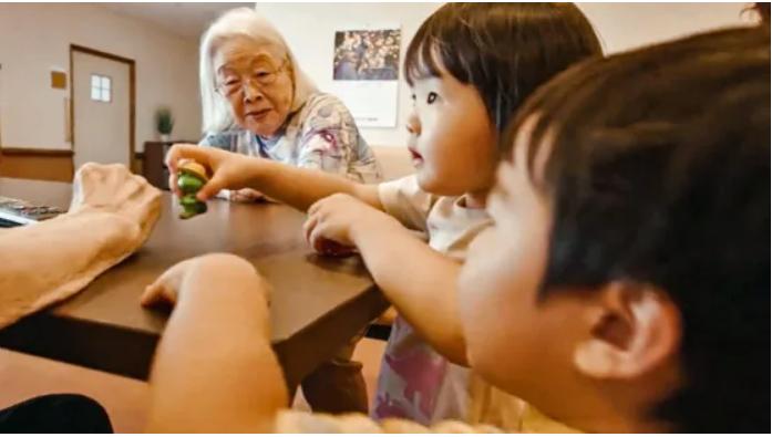 Copiii mici sunt puși la treabă pentru a răspândi veselie la un azil de bătrâni din Japonia. ”Mi-am dat seama de puterea pe care o au bebelușii”