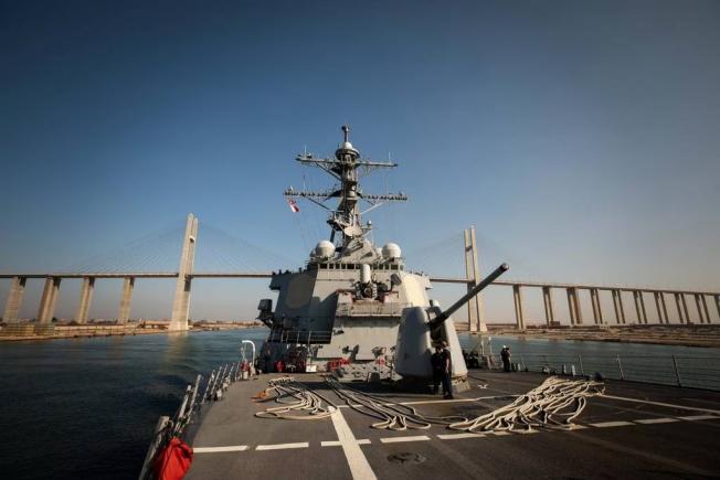 O navă de război americană interceptează mai multe rachete lansate din Yemen către Israel