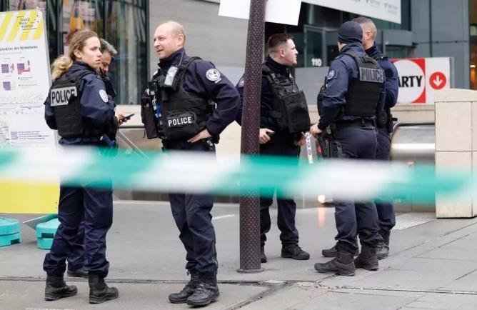 Paris: o femeie care amenința că se va arunca în aer strigând Allah Akbar a fost împușcată de politie