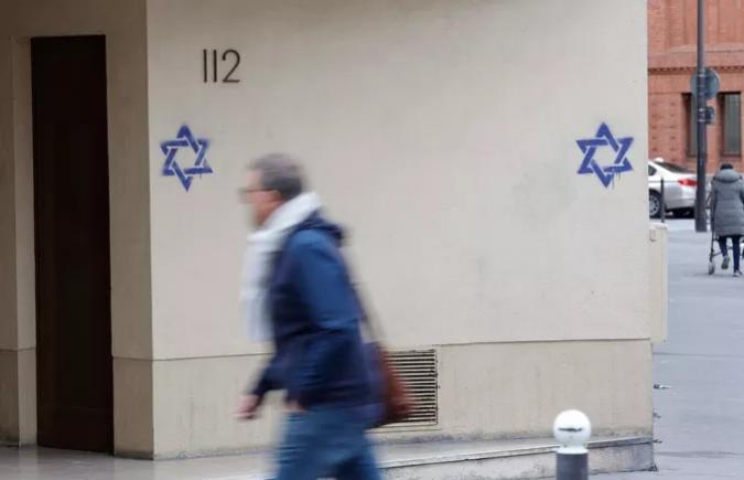 Steaua lui David a fost pictată pe clădiri în Paris: procuratura deschide o anchetă