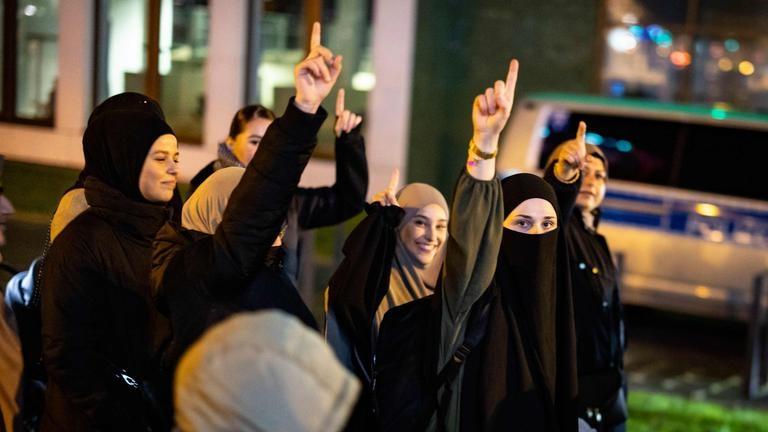 Germania: manifestanții pro-Palestina la Essen au fost separați pe sexe, bărbații defilând în față și femeile în spate și au cerut înființarea unui califat islamist