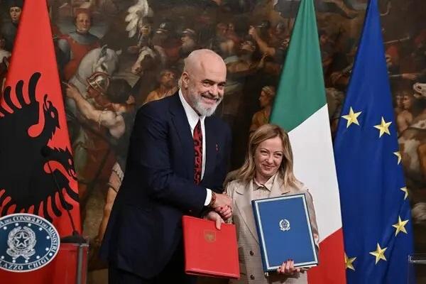 Italia vrea să relocalizeze primirea migranților în Albania