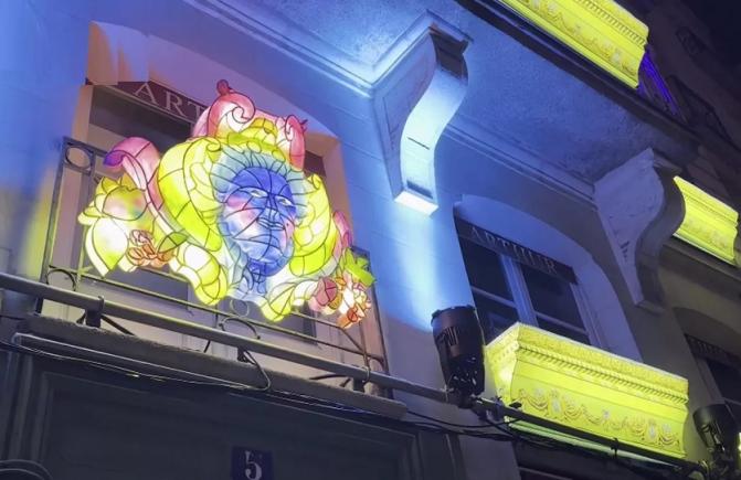 „Maica Crăciun” și ghirlande curcubeu: Craciun multicultural în orașul Nantes din Franța