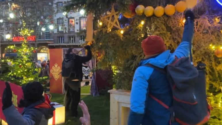 Activiștii de mediu au stropit cu vopsea bradul de Crăciun din Strasbourg