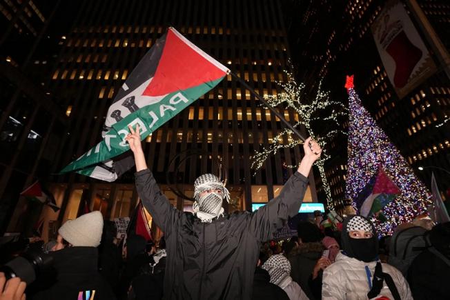 Protestatarii pro-palestinieni au încercat sa împiedice aprinderea luminilor bradului de Crăciun din NewYork