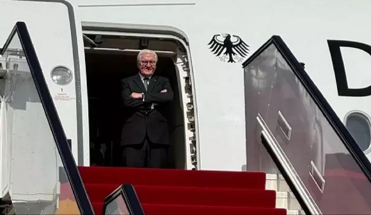 Președintele german Steinmeier a așteptat o jumătate de oră la ușa avionului său înainte de a fi primit în Qatar