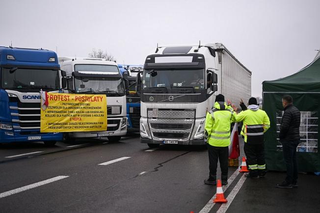 Ucraina deplânge o „situație catastrofală” pentru șoferii săi blocați la intrarea în Polonia și Slovacia