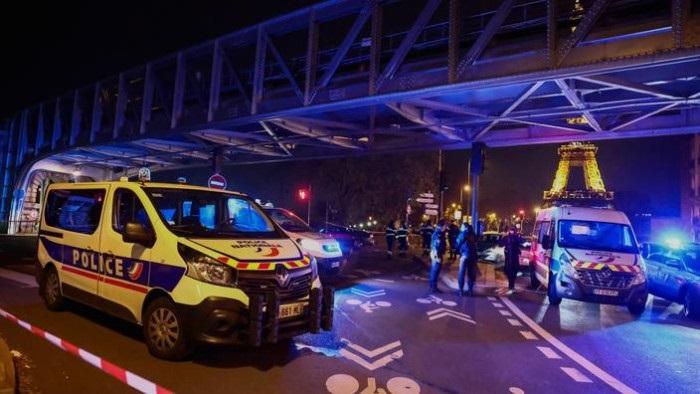 Un mort și doi răniți într-un atac terorist islamist la Paris