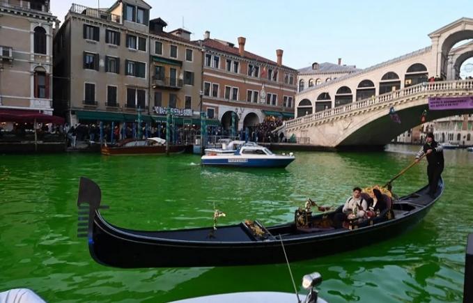 Activiștii de mediu colorează în verde Marele Canal din Veneția și mai multe râuri din Italia
