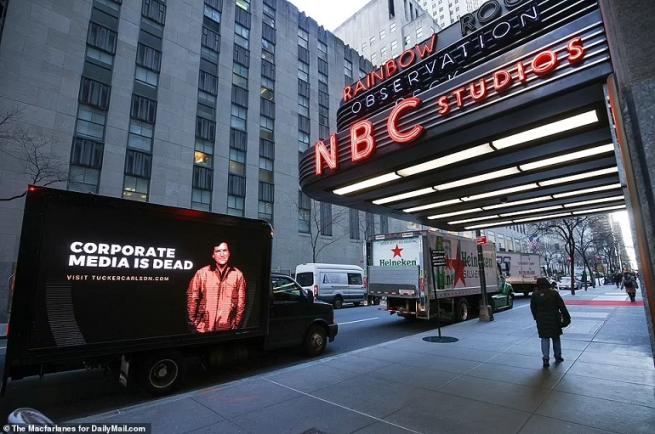 Tucker Carlson instalează panouri publicitare "Mass-media corporatistă a murit"  în fața sediilor NYTimes, CNN, MSNBC și Washington Post 