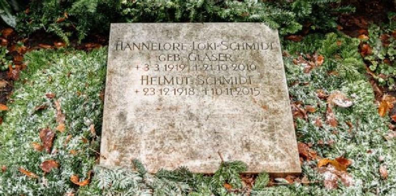 Mormântul lui Helmut Schmidt, fost cancelar german, a fost vandalizat cu svastici