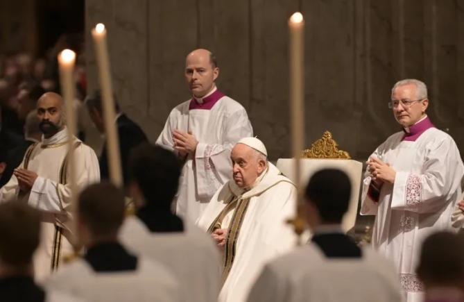 „Inima noastră în această seară este la Betleem”, spune Papa