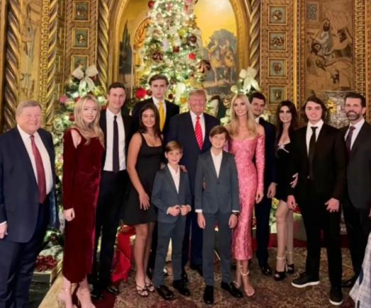 Melania Trump nu apare în fotografia de Crăciun de familie