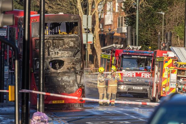 Londra: Autobuzele electrice au fost retrase după ce un autobuz cu etaj a luat foc