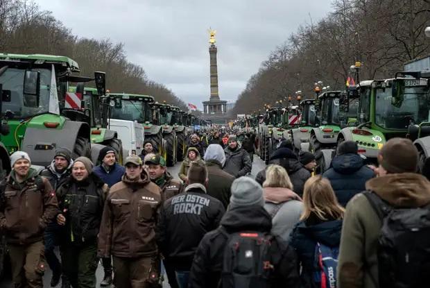 Fermierii germani blochează Berlinul cu mii de tractoare: "Nu mai sunt bani", le spune guvernul